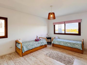 Alquiler AMOBLADO | CASA A LA LAGUNA | 5 AMBIENTES c/dependencia | Barrio San Marco | JARDÍN, PILETA, PARRILLA, GALERÍA, TERRAZA