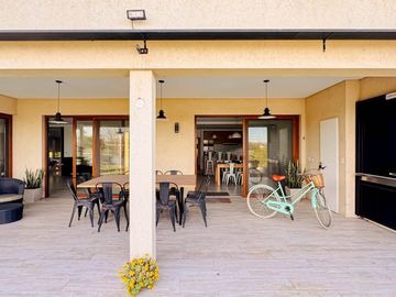 Alquiler AMOBLADO | CASA A LA LAGUNA | 5 AMBIENTES c/dependencia | Barrio San Marco | JARDÍN, PILETA, PARRILLA, GALERÍA, TERRAZA