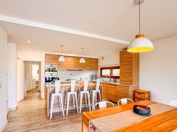 Alquiler AMOBLADO | CASA A LA LAGUNA | 5 AMBIENTES c/dependencia | Barrio San Marco | JARDÍN, PILETA, PARRILLA, GALERÍA, TERRAZA