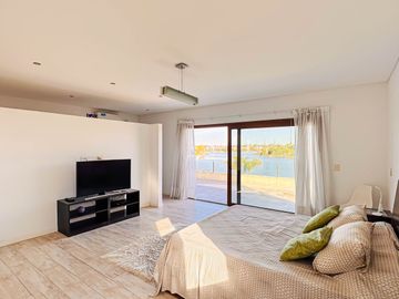 Alquiler AMOBLADO | CASA A LA LAGUNA | 5 AMBIENTES c/dependencia | Barrio San Marco | JARDÍN, PILETA, PARRILLA, GALERÍA, TERRAZA