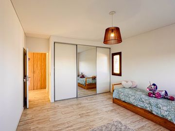 Alquiler AMOBLADO | CASA A LA LAGUNA | 5 AMBIENTES c/dependencia | Barrio San Marco | JARDÍN, PILETA, PARRILLA, GALERÍA, TERRAZA