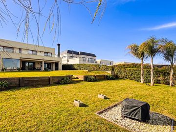 Alquiler AMOBLADO | CASA A LA LAGUNA | 5 AMBIENTES c/dependencia | Barrio San Marco | JARDÍN, PILETA, PARRILLA, GALERÍA, TERRAZA