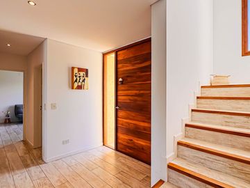 Alquiler AMOBLADO | CASA A LA LAGUNA | 5 AMBIENTES c/dependencia | Barrio San Marco | JARDÍN, PILETA, PARRILLA, GALERÍA, TERRAZA