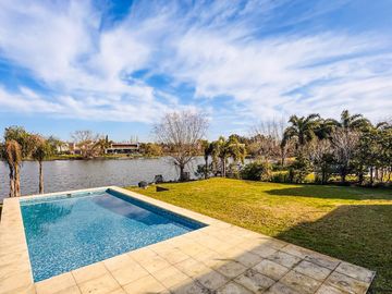 Alquiler AMOBLADO | CASA A LA LAGUNA | 5 AMBIENTES c/dependencia | Barrio San Marco | JARDÍN, PILETA, PARRILLA, GALERÍA, TERRAZA