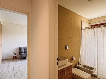 Alquiler AMOBLADO | CASA A LA LAGUNA | 5 AMBIENTES c/dependencia | Barrio San Marco | JARDÍN, PILETA, PARRILLA, GALERÍA, TERRAZA