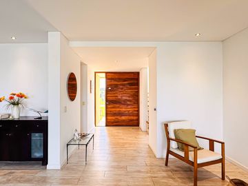 Alquiler AMOBLADO | CASA A LA LAGUNA | 5 AMBIENTES c/dependencia | Barrio San Marco | JARDÍN, PILETA, PARRILLA, GALERÍA, TERRAZA