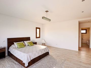 Alquiler AMOBLADO | CASA A LA LAGUNA | 5 AMBIENTES c/dependencia | Barrio San Marco | JARDÍN, PILETA, PARRILLA, GALERÍA, TERRAZA