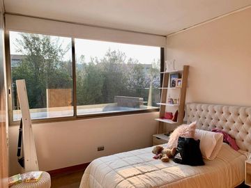 AMPLIA CASA EN CONDOMINIO LOS BRAVOS | EXCELENTE ORIENTACIÓN