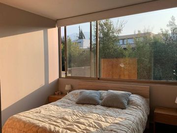 AMPLIA CASA EN CONDOMINIO LOS BRAVOS | EXCELENTE ORIENTACIÓN