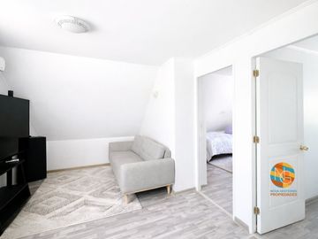 CASA DE 2 PISOS, EN VENTA,  3D+2B+ PISCINA, LA FLORIDA.
