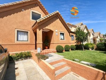 CASA DE 2 PISOS, EN VENTA,  3D+2B+ PISCINA, LA FLORIDA.