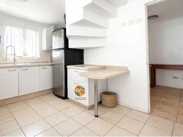 CASA DE 2 PISOS, EN VENTA,  3D+2B+ PISCINA, LA FLORIDA.