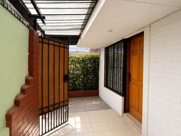 CASA ESQUINA CERCANA AL MALL TOBALABA,  EN PASAJE MISQUIHUE, PUENTE ALTO .