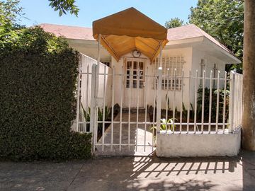 VENTA DE CASA CON LOCAL AL FRENTE DE 3 DORMITORIOS EN FISHERTON