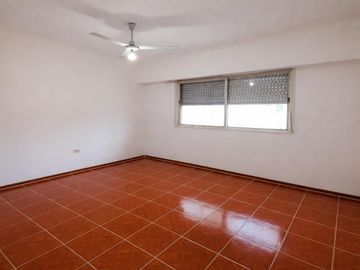 VENTA DE CASA CON LOCAL AL FRENTE DE 3 DORMITORIOS EN FISHERTON