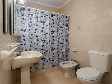 VENTA DE CASA CON LOCAL AL FRENTE DE 3 DORMITORIOS EN FISHERTON