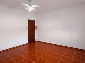 VENTA DE CASA CON LOCAL AL FRENTE DE 3 DORMITORIOS EN FISHERTON