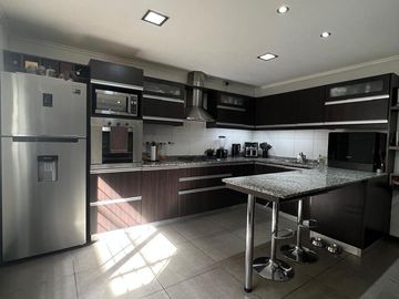 VENTA CASA DE PASILLO DE 3 DORMITORIOS CON PATIO Y TERRAZA – ZONA CENTRO
