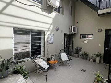VENTA CASA DE PASILLO DE 3 DORMITORIOS CON PATIO Y TERRAZA – ZONA CENTRO