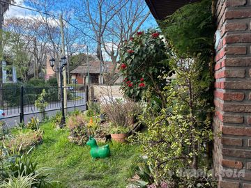 Casa de 4 ambientes en venta en Tigre con jardín, parrilla y balcón