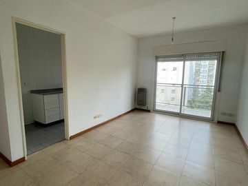 Departamento en  alquiler de 2 ambientes con balcón al frente - Wilde