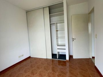 Departamento en  alquiler de 2 ambientes con balcón al frente - Wilde