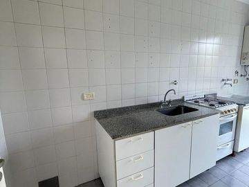 Departamento en  alquiler de 2 ambientes con balcón al frente - Wilde