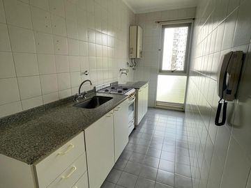 Departamento en  alquiler de 2 ambientes con balcón al frente - Wilde