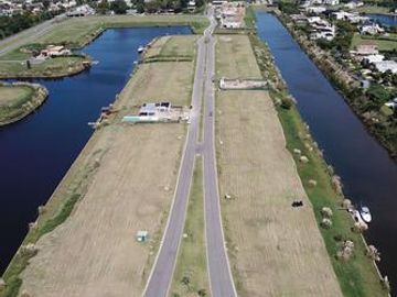 Lote al rio en la isla en Marinas H