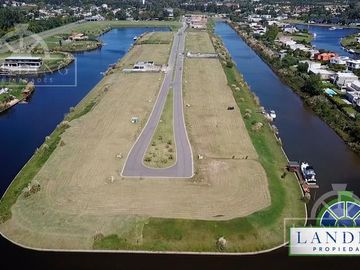 Lote al rio en la isla en Marinas H