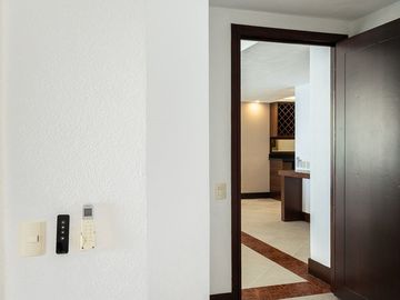 En Venta Departamento a Pie de Playa en Grand Venetian, Puerto Vallarta, Jalisco