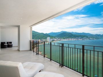 En Venta Departamento a Pie de Playa en Grand Venetian, Puerto Vallarta, Jalisco