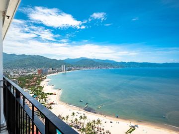 En Venta Departamento a Pie de Playa en Grand Venetian, Puerto Vallarta, Jalisco