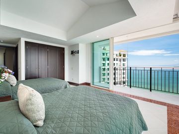 En Venta Departamento a Pie de Playa en Grand Venetian, Puerto Vallarta, Jalisco