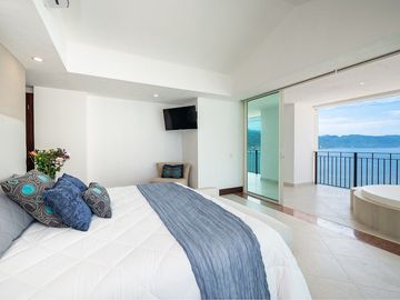 En Venta Departamento a Pie de Playa en Grand Venetian, Puerto Vallarta, Jalisco