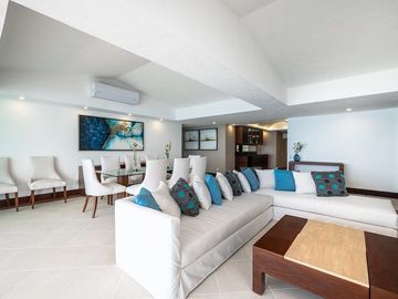 En Venta Departamento a Pie de Playa en Grand Venetian, Puerto Vallarta, Jalisco