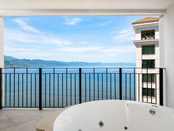 En Venta Departamento a Pie de Playa en Grand Venetian, Puerto Vallarta, Jalisco