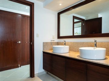 En Venta Departamento a Pie de Playa en Grand Venetian, Puerto Vallarta, Jalisco