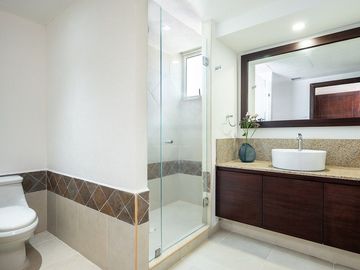 En Venta Departamento a Pie de Playa en Grand Venetian, Puerto Vallarta, Jalisco
