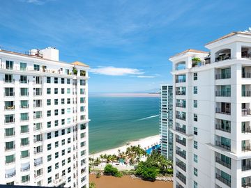 En Venta Departamento a Pie de Playa en Grand Venetian, Puerto Vallarta, Jalisco