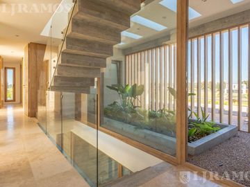 Casa a la laguna con 4 dormitorios en venta en LOS PUENTES - NORDELTA