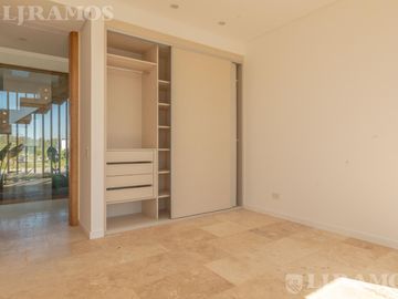 Casa a la laguna con 4 dormitorios en venta en LOS PUENTES - NORDELTA