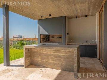 Casa a la laguna con 4 dormitorios en venta en LOS PUENTES - NORDELTA