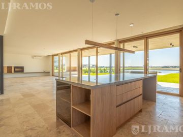 Casa a la laguna con 4 dormitorios en venta en LOS PUENTES - NORDELTA