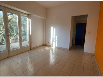 Departamento 2 Ambientes al frente con Balcón 1º Piso x escalera