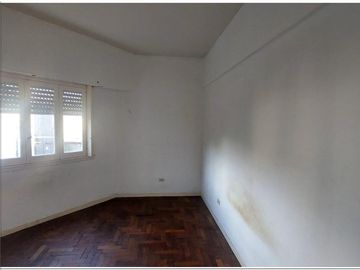 Departamento 2 Ambientes al frente con Balcón 1º Piso x escalera