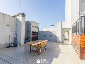 VENTA MONOAMBIENTE CON BALCÓN, COCHERA, PILETA Y PARRILLA EN FLORES