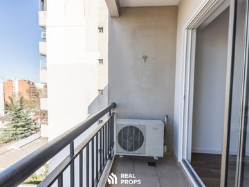 VENTA MONOAMBIENTE CON BALCÓN, COCHERA, PILETA Y PARRILLA EN FLORES
