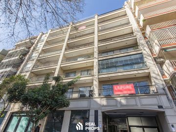VENTA MONOAMBIENTE CON BALCÓN, COCHERA, PILETA Y PARRILLA EN FLORES