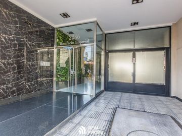 VENTA MONOAMBIENTE CON BALCÓN, COCHERA, PILETA Y PARRILLA EN FLORES